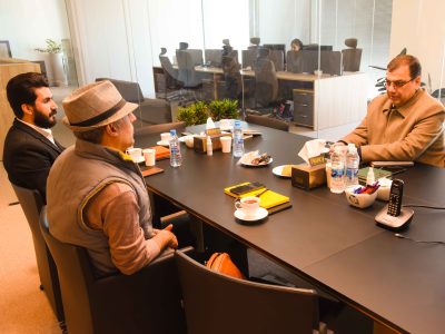 ناصر بهرام فر و اشکان ضیایی و آقای محمدیان در حال گفتکو با یکدیگر در دفتر شرکت افلاک الکتریک