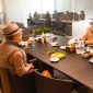 ناصر بهرام فر و اشکان ضیایی و آقای محمدیان در حال گفتکو با یکدیگر در دفتر شرکت افلاک الکتریک