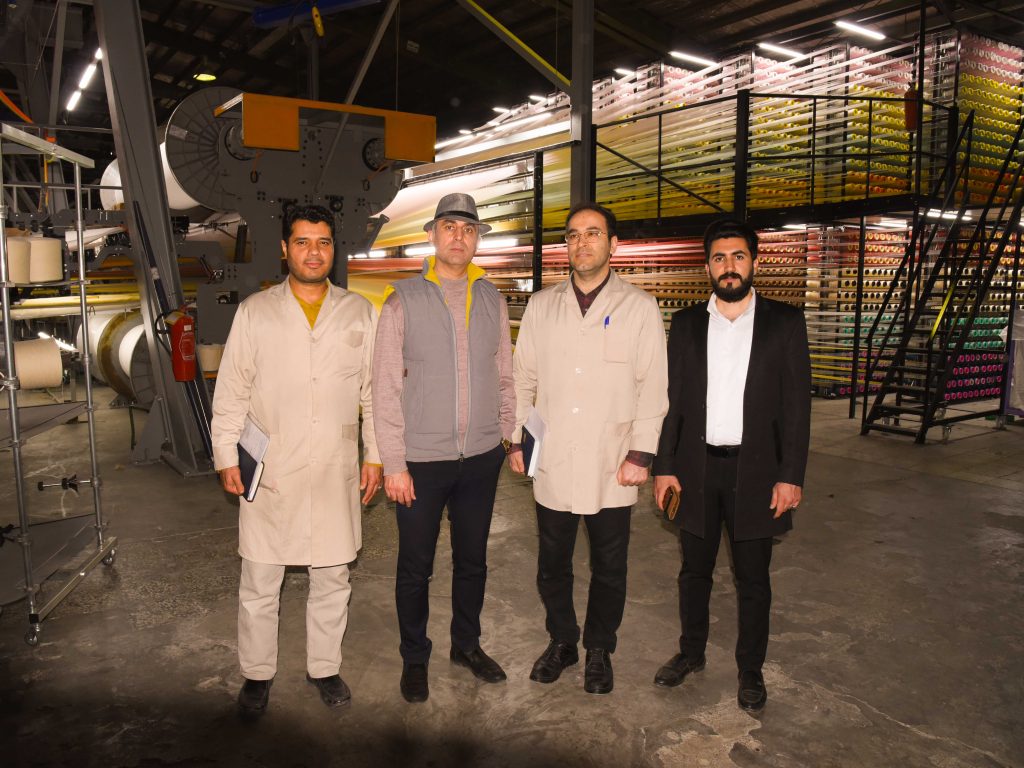 عکس یادگاری با مدیران شرکت فرش مشهد