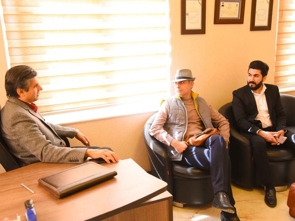 ناصر بهرام فر و اشکان ضیایی در حال گفتگو با مدیر واحد تحقیق و توسعه کارخانه قیر زرین آقای مسعود علیزاده
